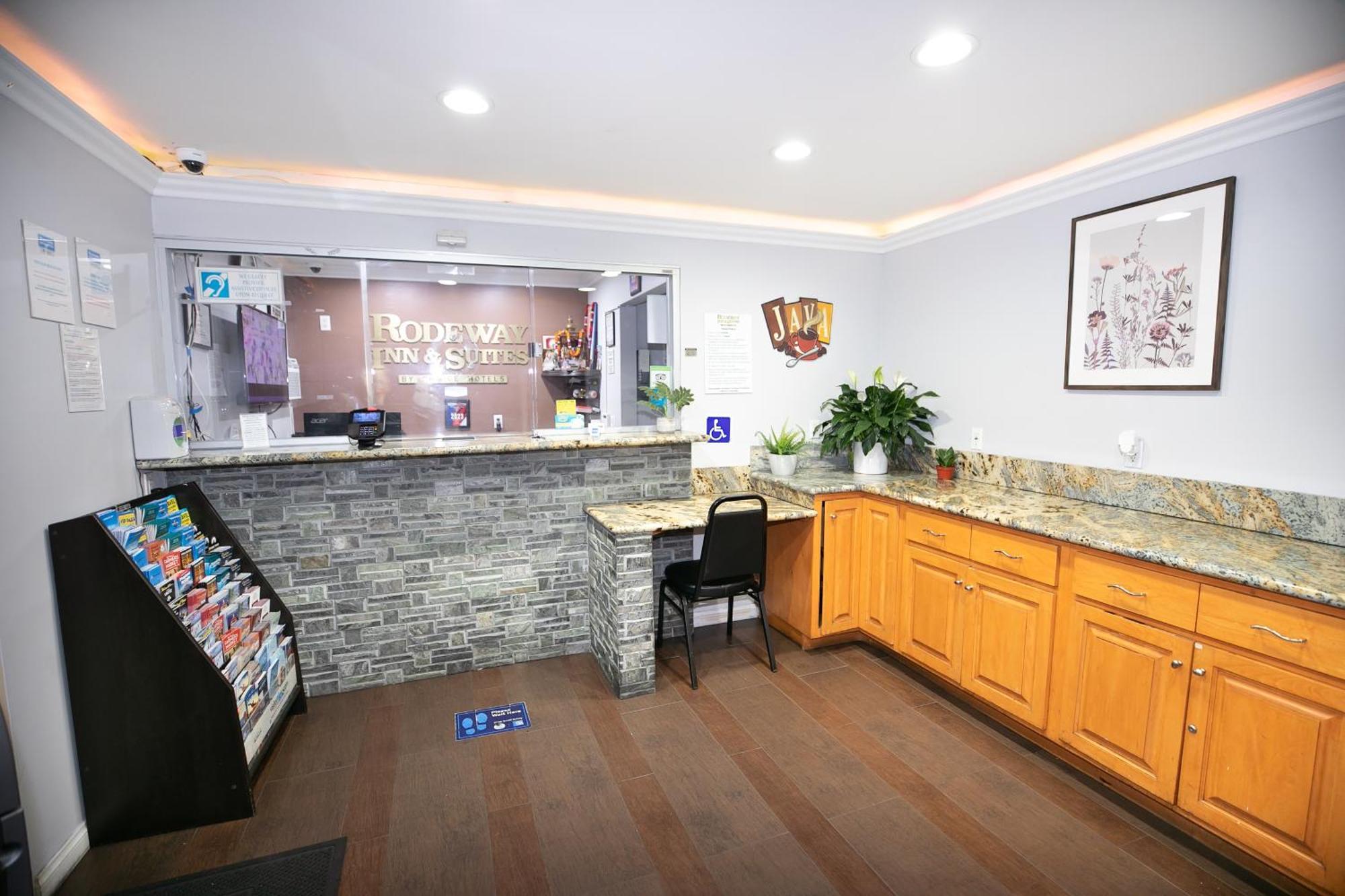 Rodeway Inn & Suites Беллфлавер Екстер'єр фото